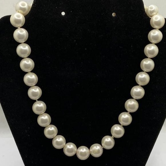 Jewelry - Vintage 15mm faux Pearl lucite beaded knotted necklace.